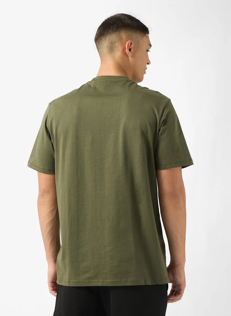 جس تيشيرت بأكمام قصيرة وشعار مطرز